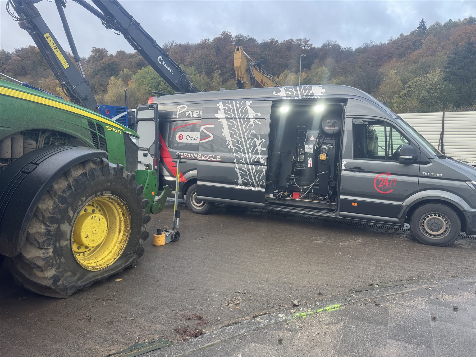 Fourgon-atelier KPS ouvert à côté d'un tracteur