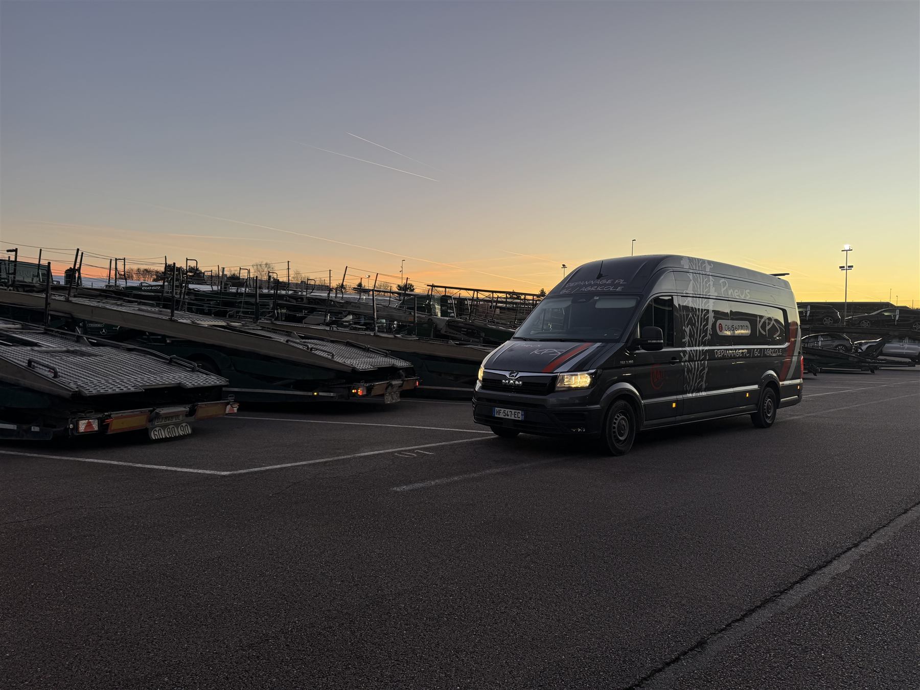 Fourgon KPS de nuit sur un parking poids lourds