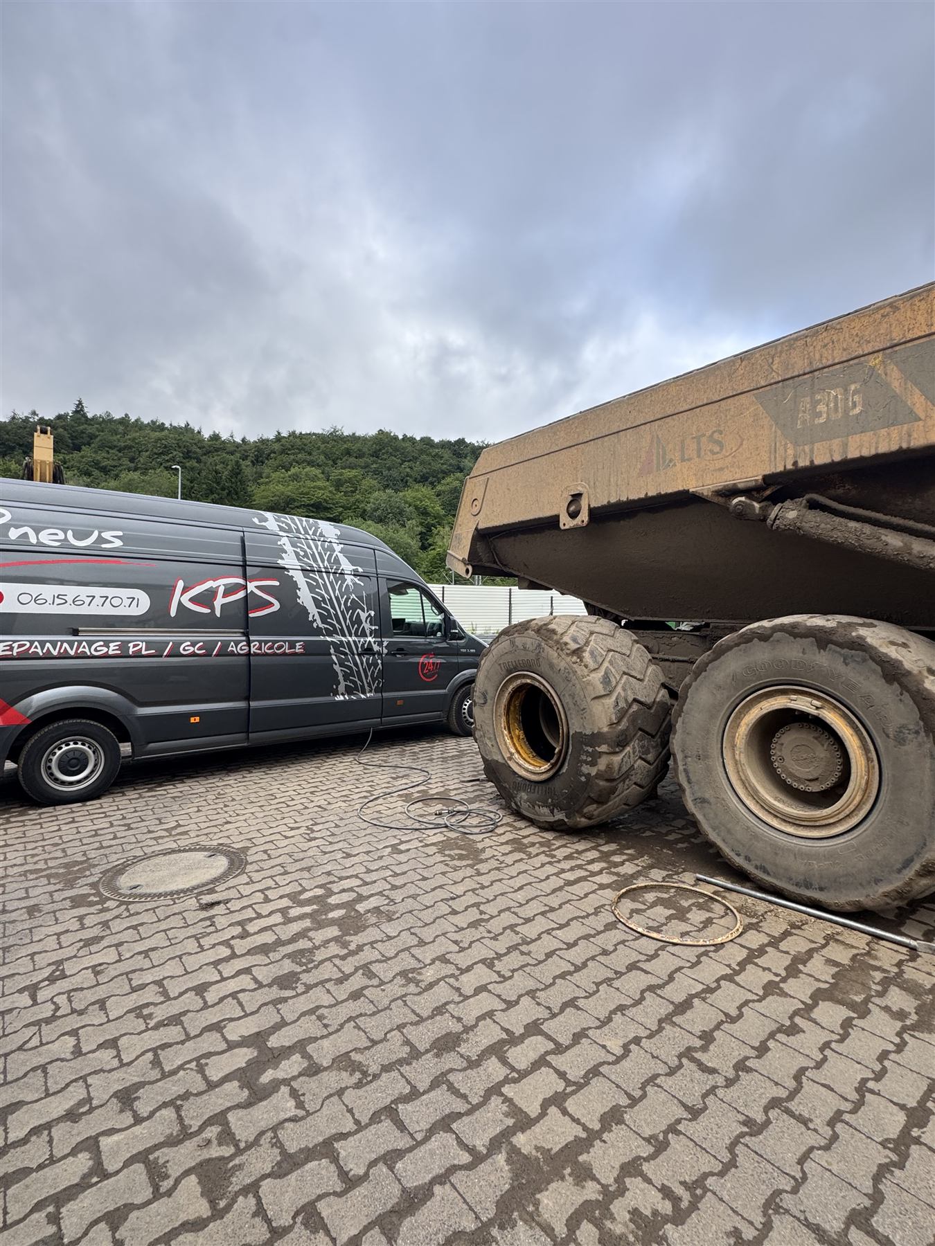 Tombereau, roues déposées à côté du fourgon KPS