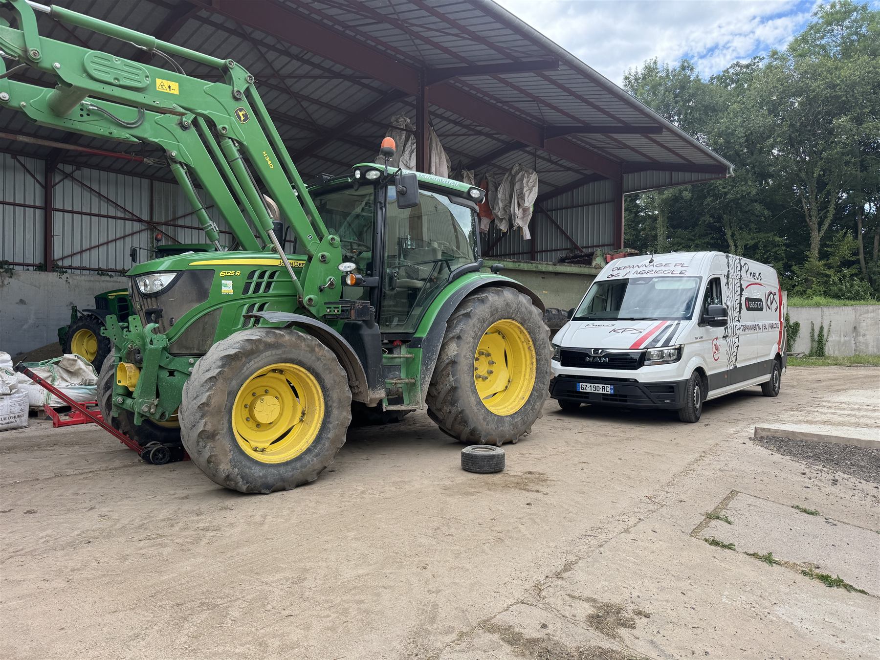Tracteur John Deere à côté du fourgon KPS